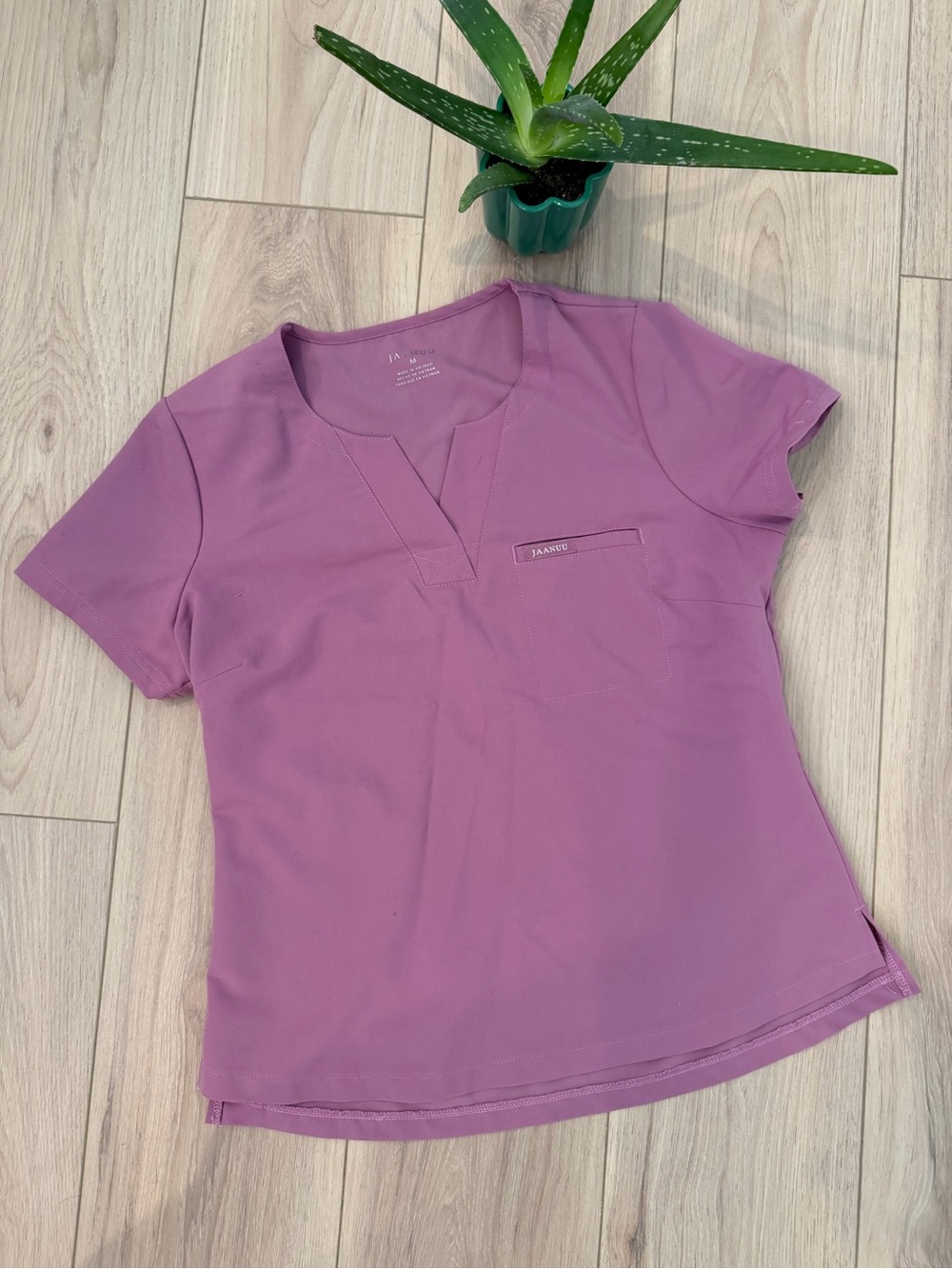 Jaanuu Women's Mauve V-Neck Medical Scrub Top size medium M